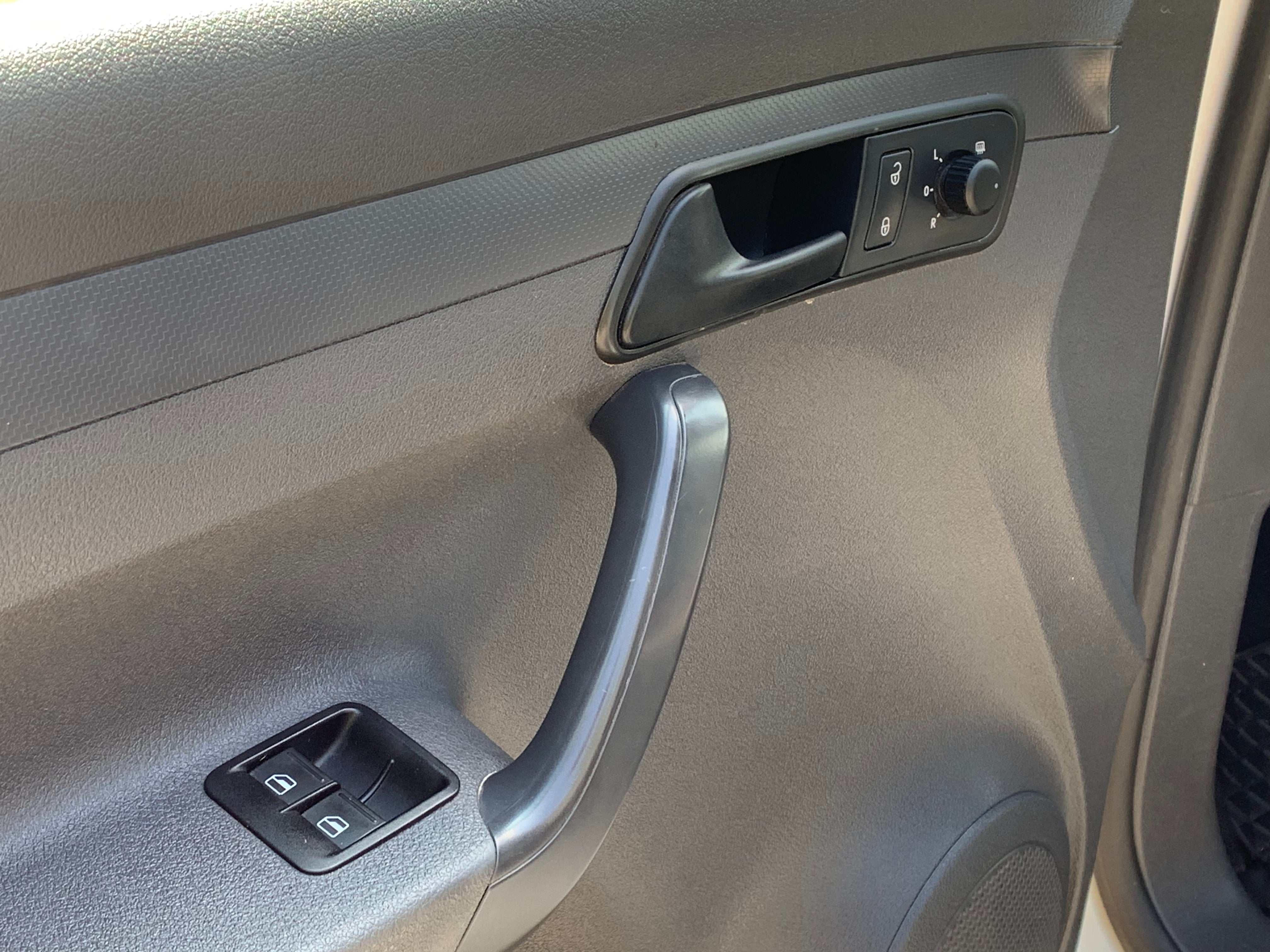 A VENDRE / FOR SALE Volswagen caddy 1.6 tdi 75 clim/attelage