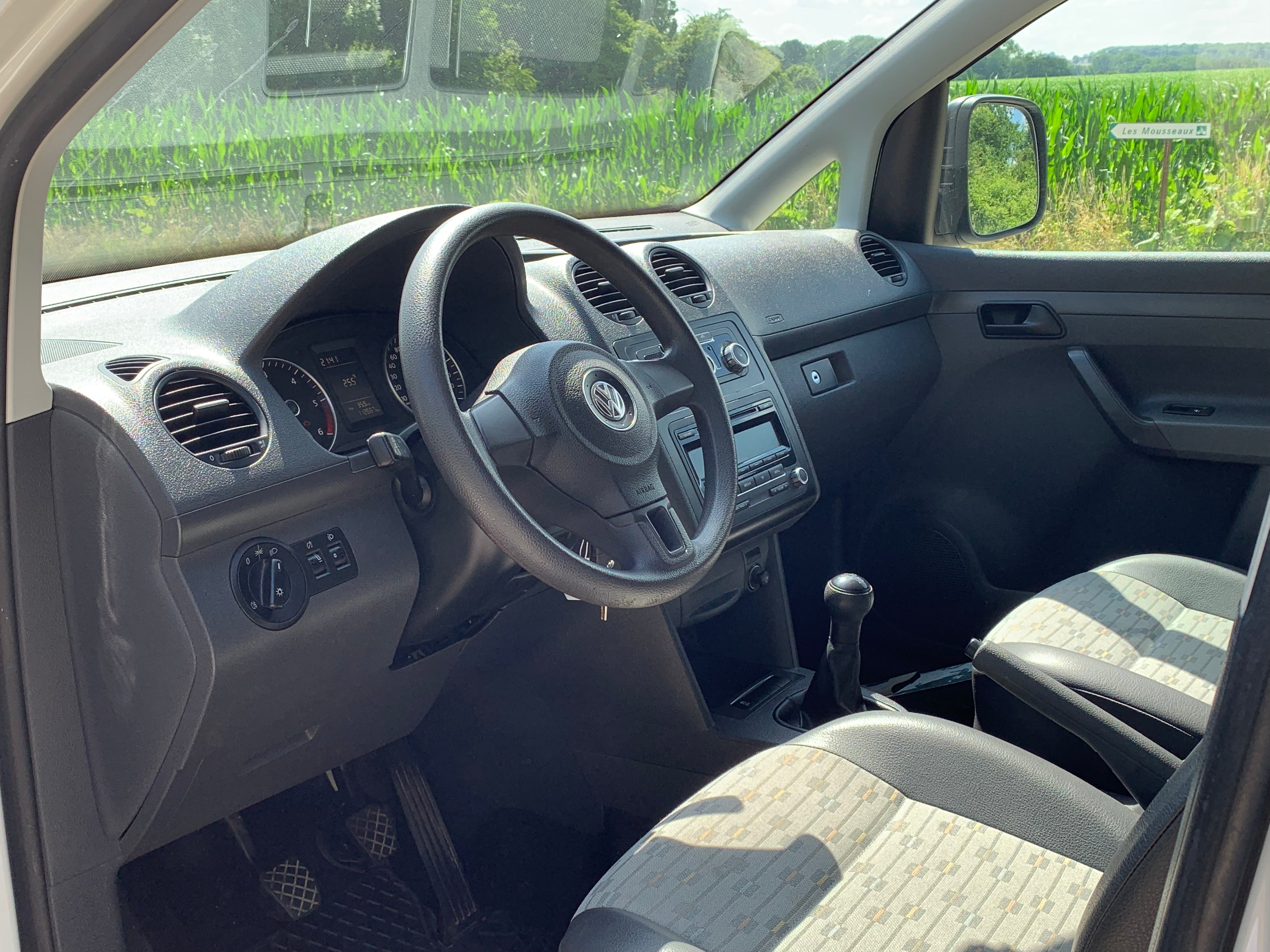 A VENDRE / FOR SALE Volswagen caddy 1.6 tdi 75 clim/attelage