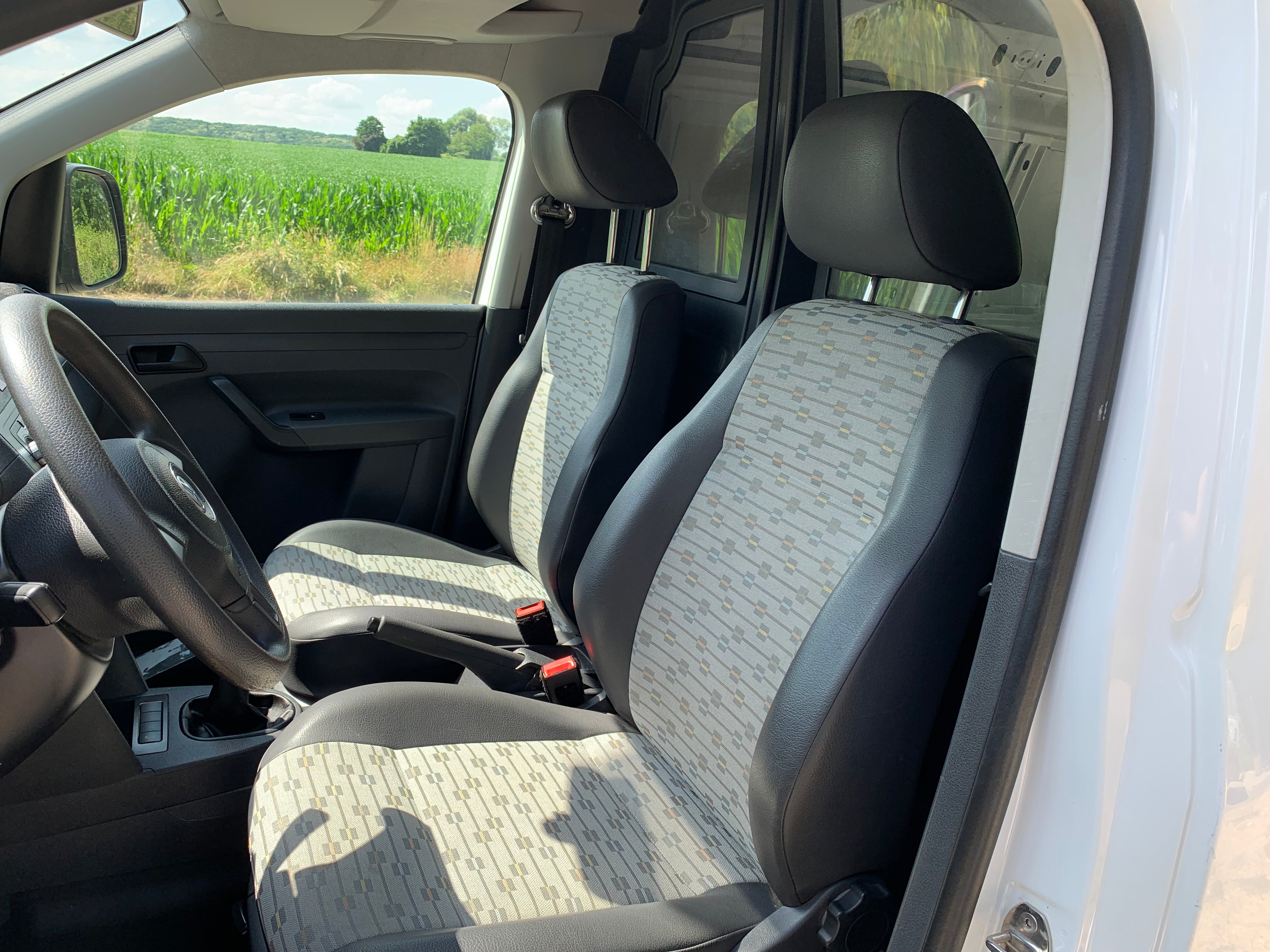 A VENDRE / FOR SALE Volswagen caddy 1.6 tdi 75 clim/attelage