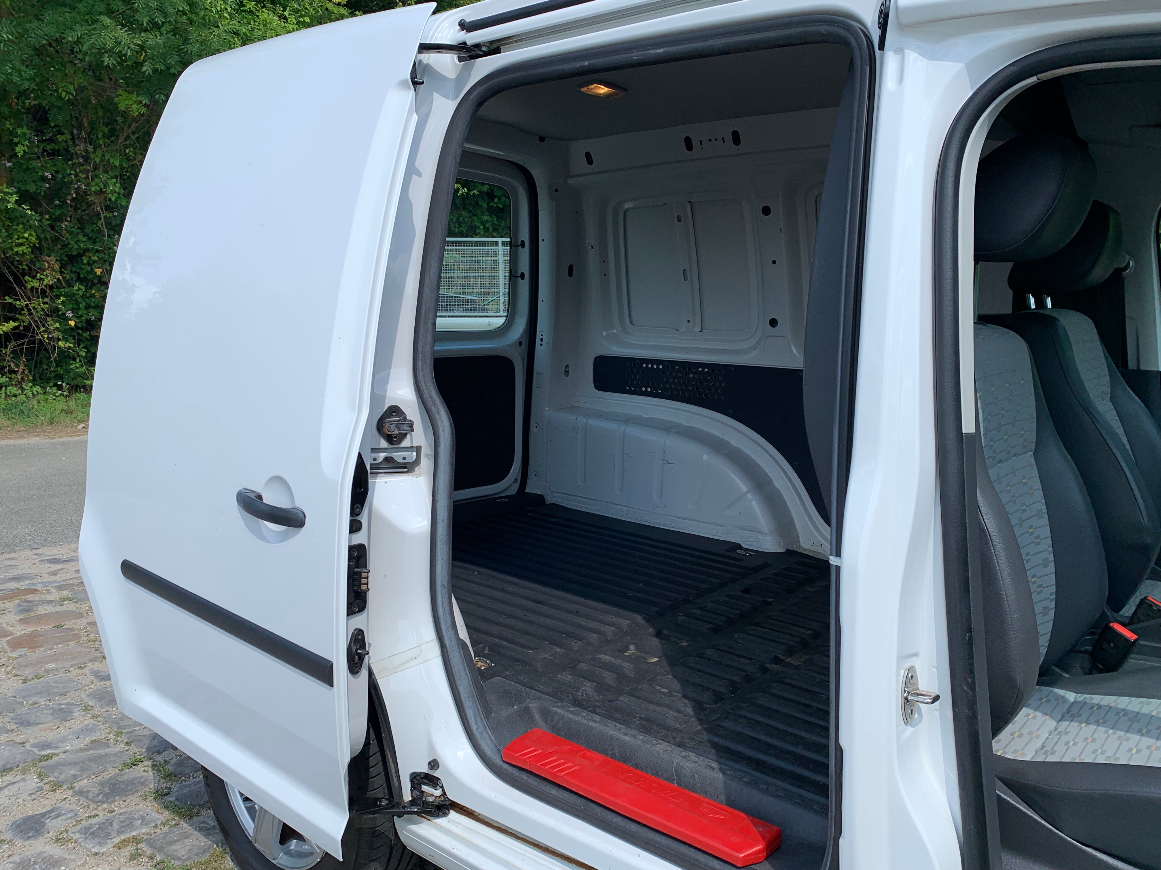 A VENDRE / FOR SALE Volswagen caddy 1.6 tdi 75 clim/attelage